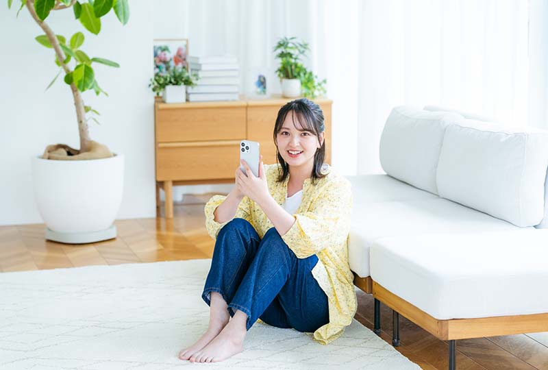ふじみ野市の不用品回収業者に粗大ゴミの処分を依頼したおかげですっきりとした部屋に住めるようになって喜んでいる女性