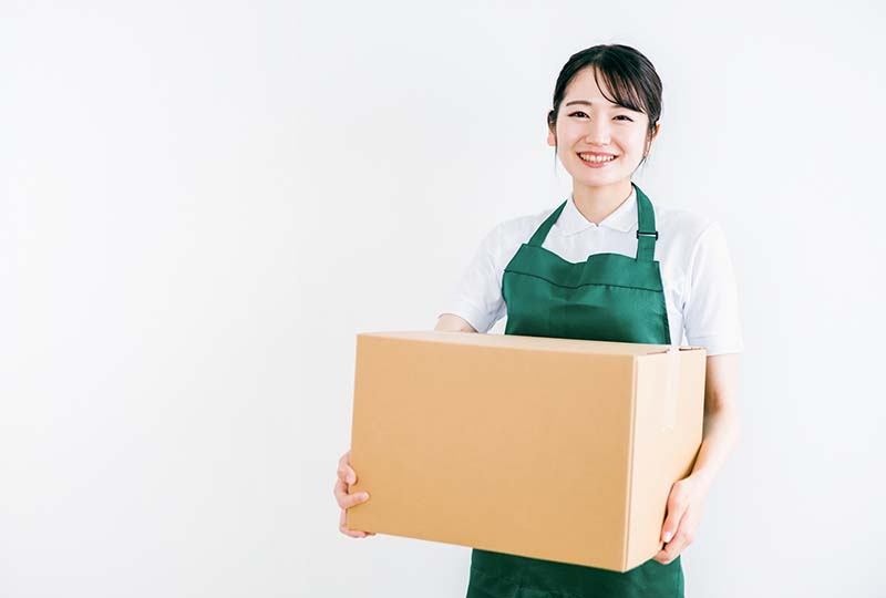 ふじみ野市の自治体で粗大ゴミを処分するときにかかる費用を説明してくれる女性