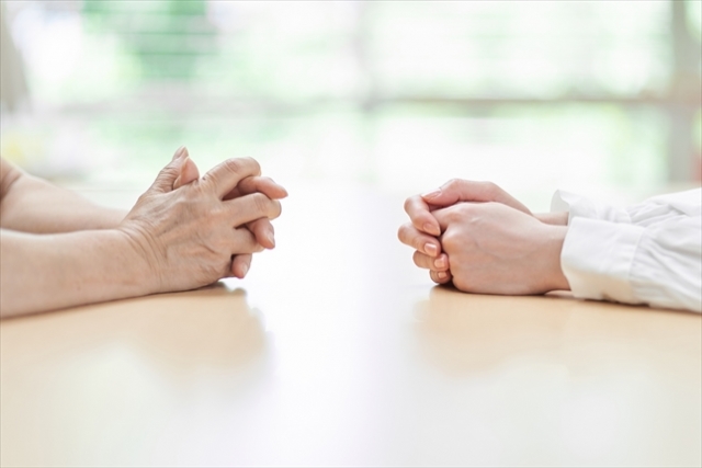 実家片付けで揉める…解決策を徹底解説【捨てられない高齢の親どうする?】