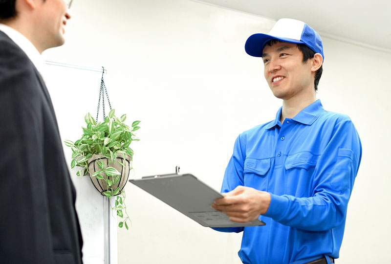 粗大ゴミを捨てるために、八潮市に依頼するか、業者に回収してもらうか考えて業者に見積もりを依頼している男性