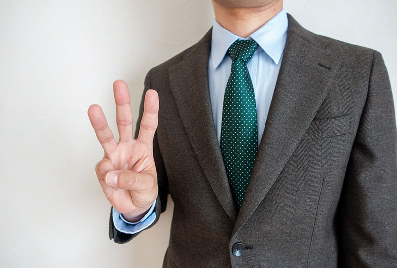 八潮市の粗大ゴミ回収業者を選ぶときの3つのポイントを教えてくれる男性