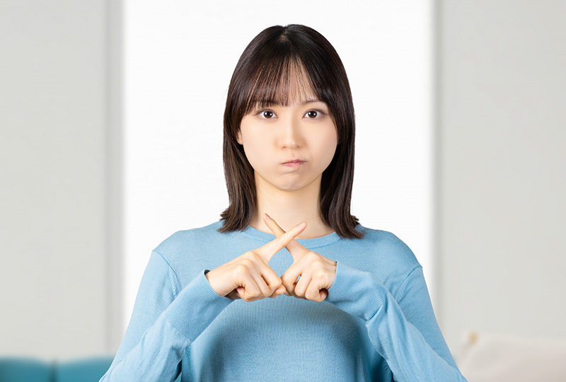 幸手市で、捨てられそうで捨てられないスプリング付きベッドとソファーを教えてくれている女性