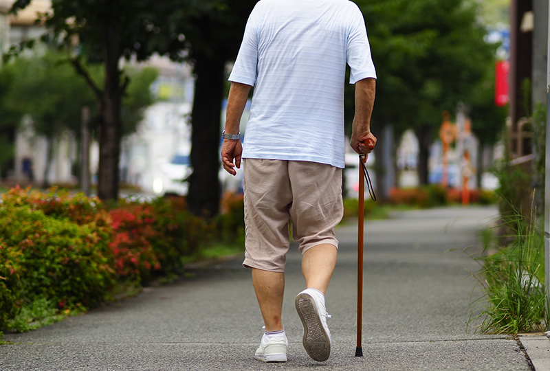幸手市で粗大ゴミを処分する人の中で、高齢者や女性が向いている理由を解説するためのイメージ画像