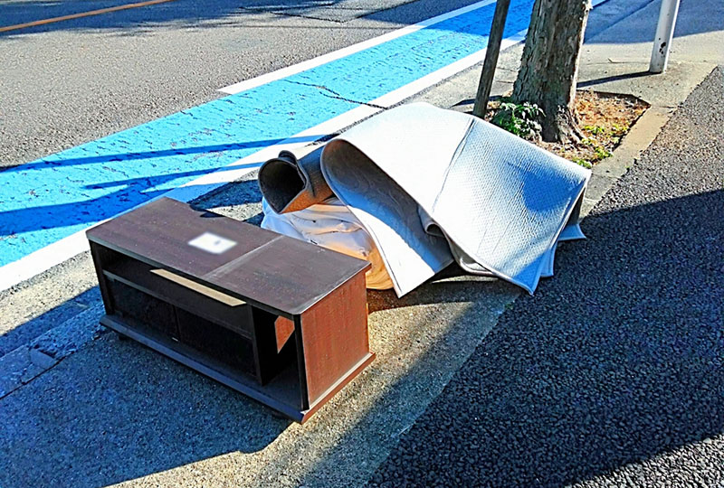 飯能市で粗大ゴミ処分を依頼して、自宅の前で収集者を待っている世帯