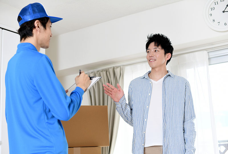 飯能市の粗大ゴミ処分で、優良業者を見極めるためにしっかりと打ち合わせしている男性