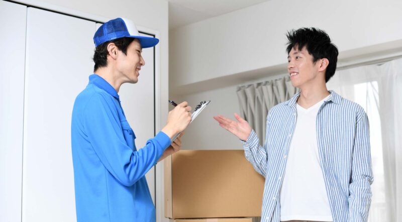 自宅の粗大ゴミ回収を業者に見積もり依頼している男性
