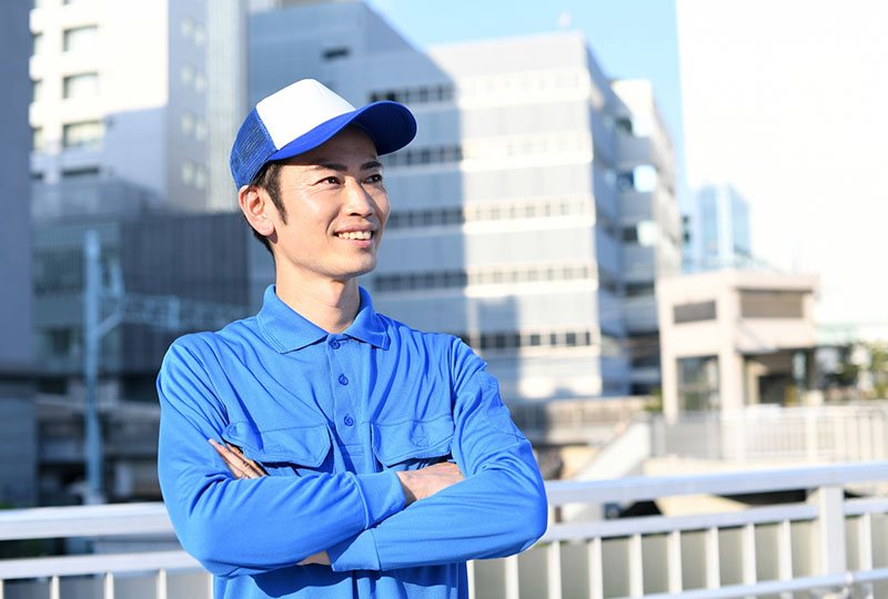 粗大ゴミ処分の経験と実績がある、自信のみなぎる表情のスタッフ男性