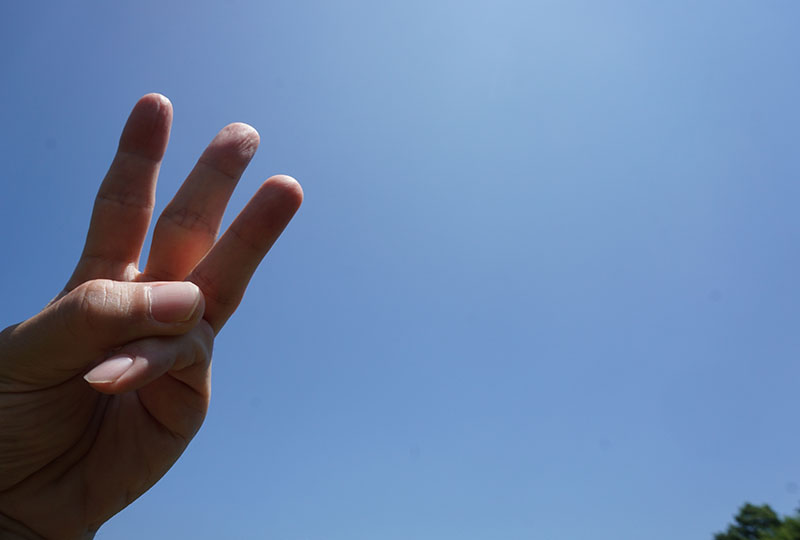 瑞穂町で粗大ゴミを処分する方法3つを解説してくれる男性の手