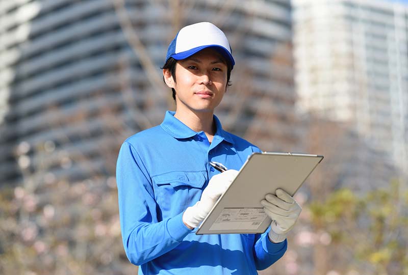 ゴミ屋敷片付けプログレスの業務内容について説明している男性