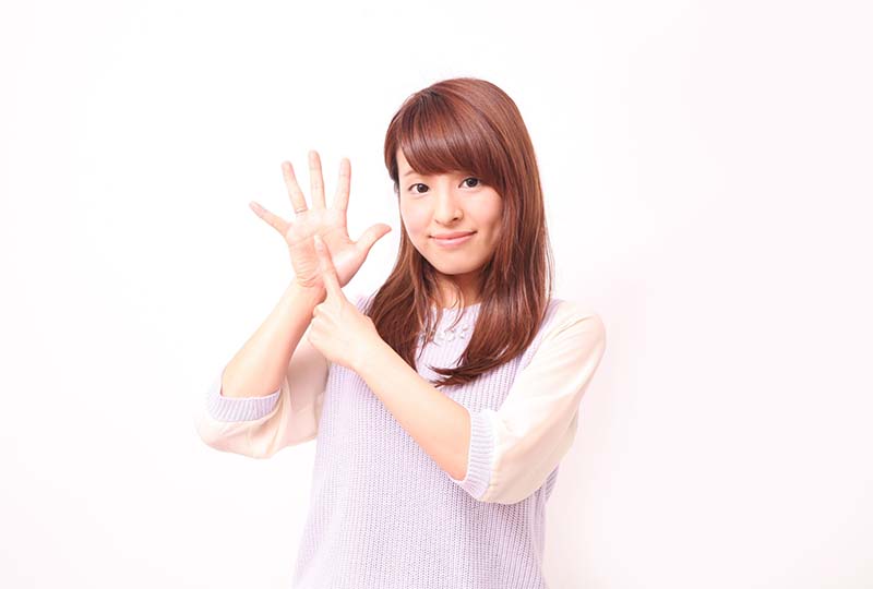 ゴミ屋敷プログレスの特徴が6ツモあることを教えてくれている女性