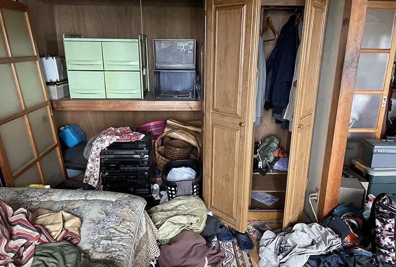 中度のゴミ屋敷を写真で見せながらゴミ屋敷のレベルが3段階あることを解説。