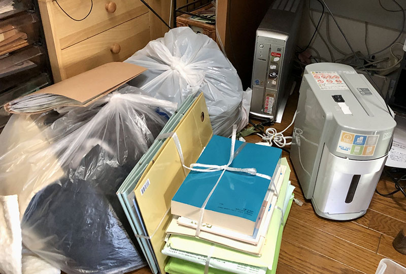 ゴミ屋敷の退去費用を押さえるために自分で片付けを行なっている様子。