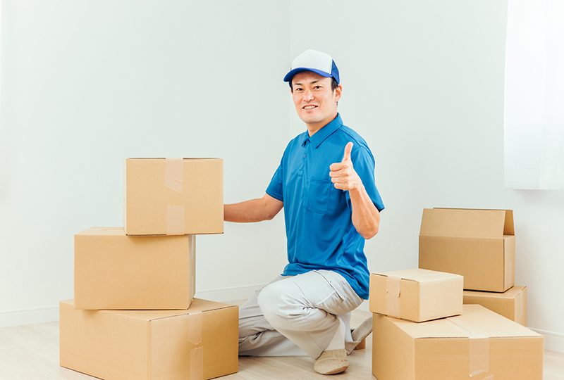 不用品の回収作業をする不用品回収エコスポットの男性スタッフ