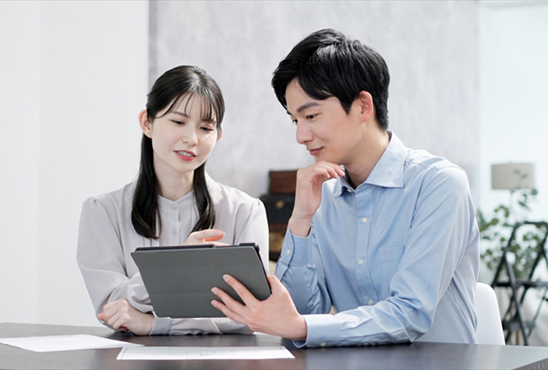 インターネットから数社に見積もり依頼をしようとして業者を探している若い夫婦
